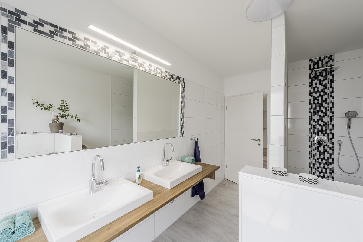 einfamilienhaus-badezimmer-waschtisch-mosaikfliesen